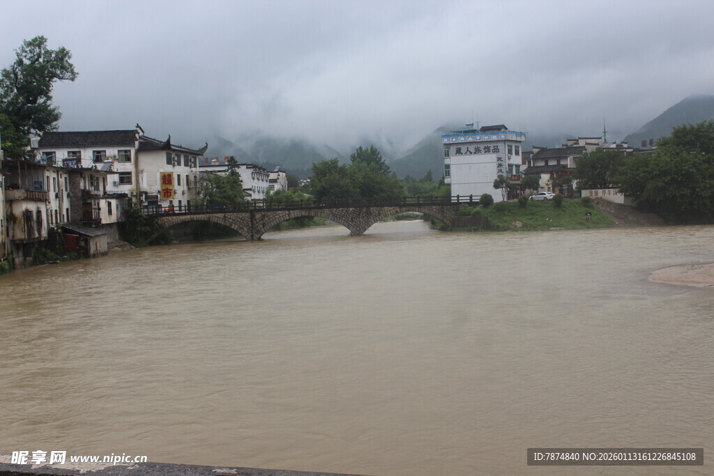 洪水淹没村庄景象