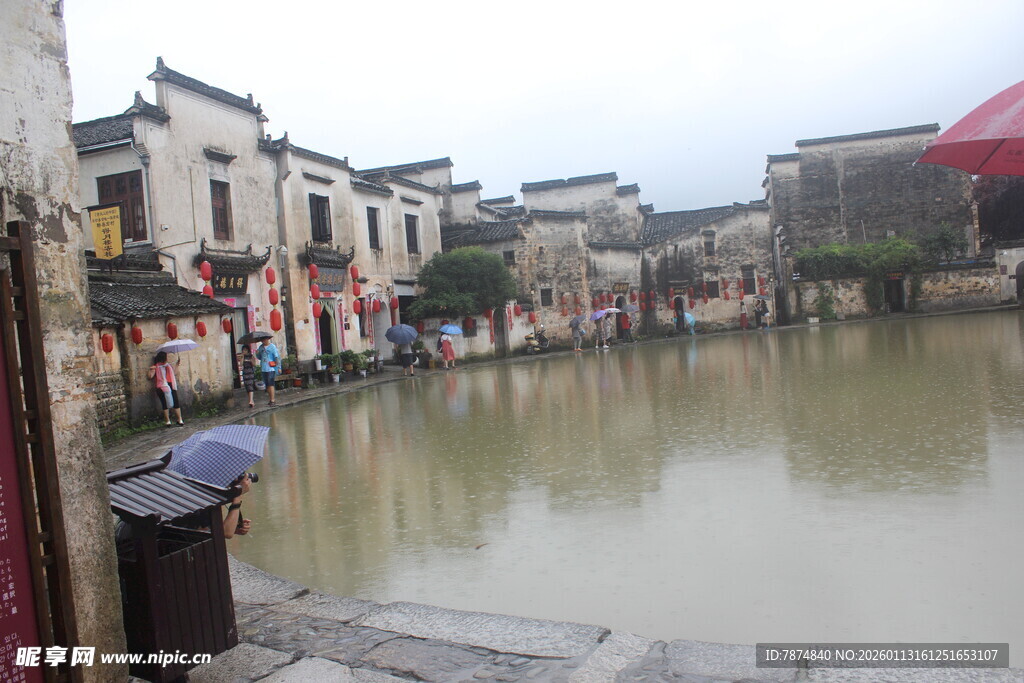 江南水乡临河古朴民居