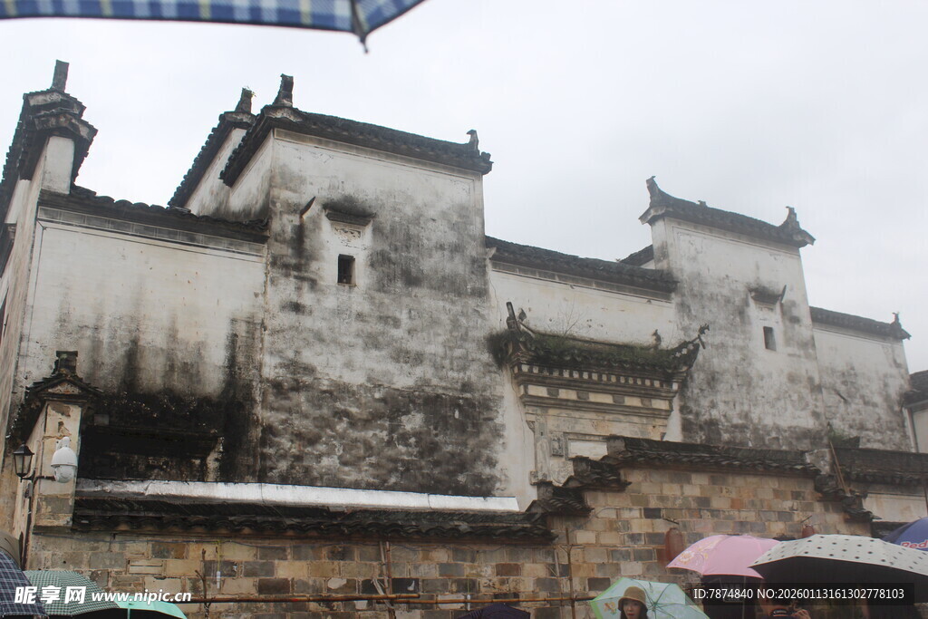徽派古建筑雨中景致