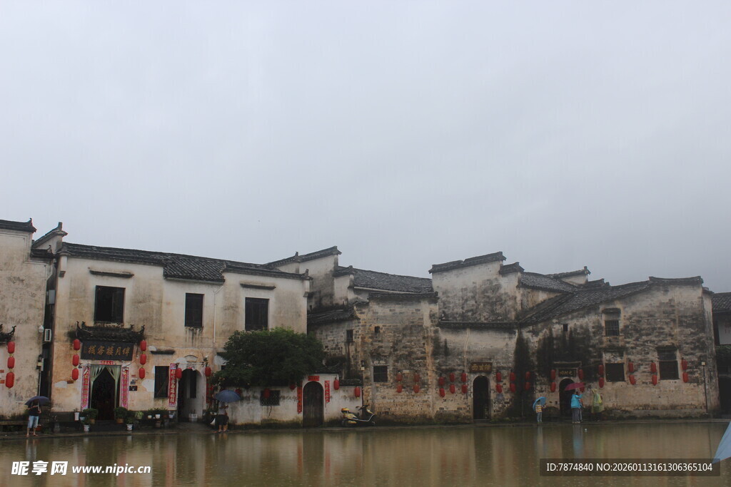 江南水乡古建筑临水而立