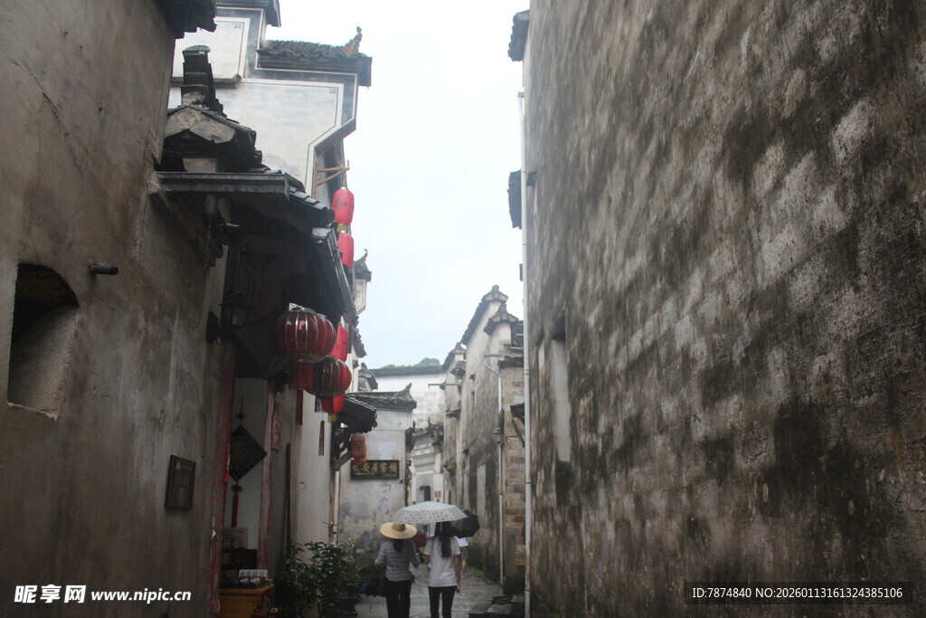 古巷人家 红灯笼点缀其间