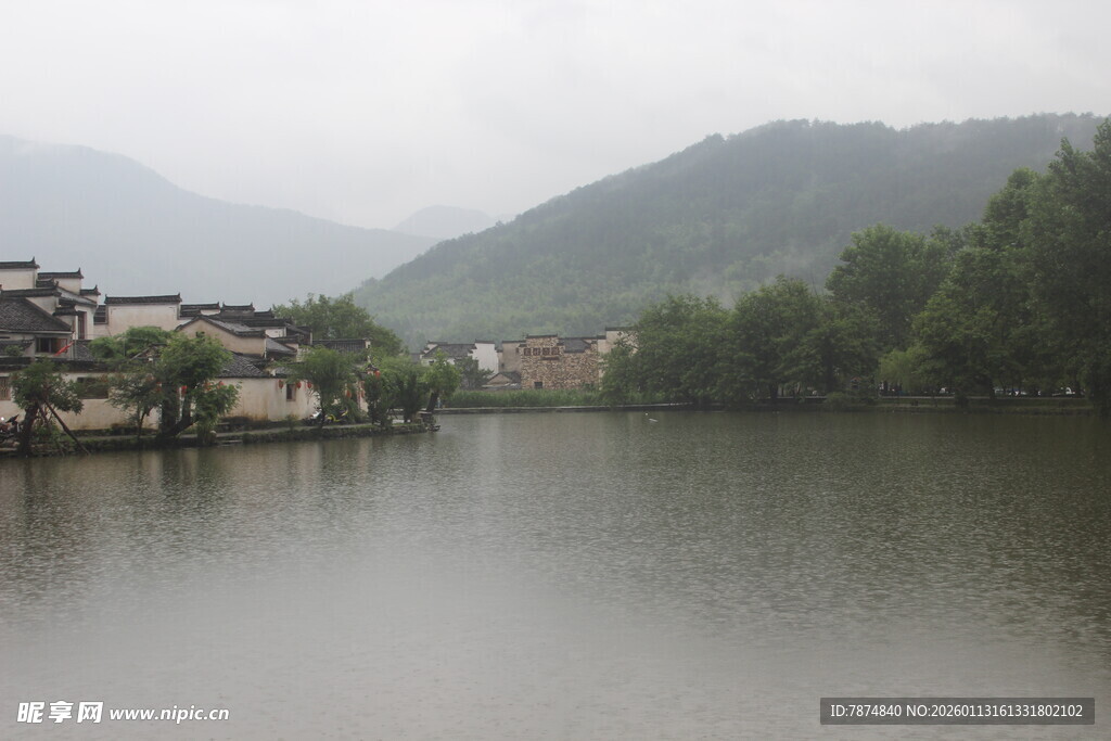 湖畔村落 山水朦胧之景