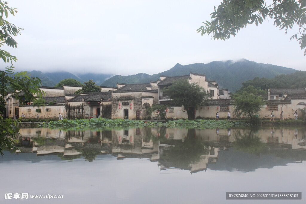 江南水乡古村落湖景倒影