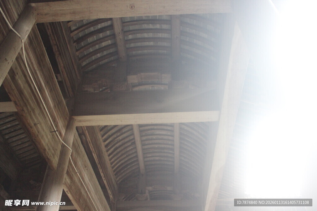 仰视古建筑精美木质屋顶