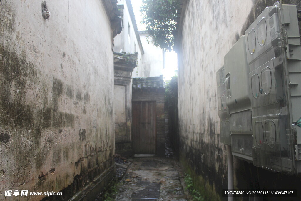 狭窄破旧小巷景象