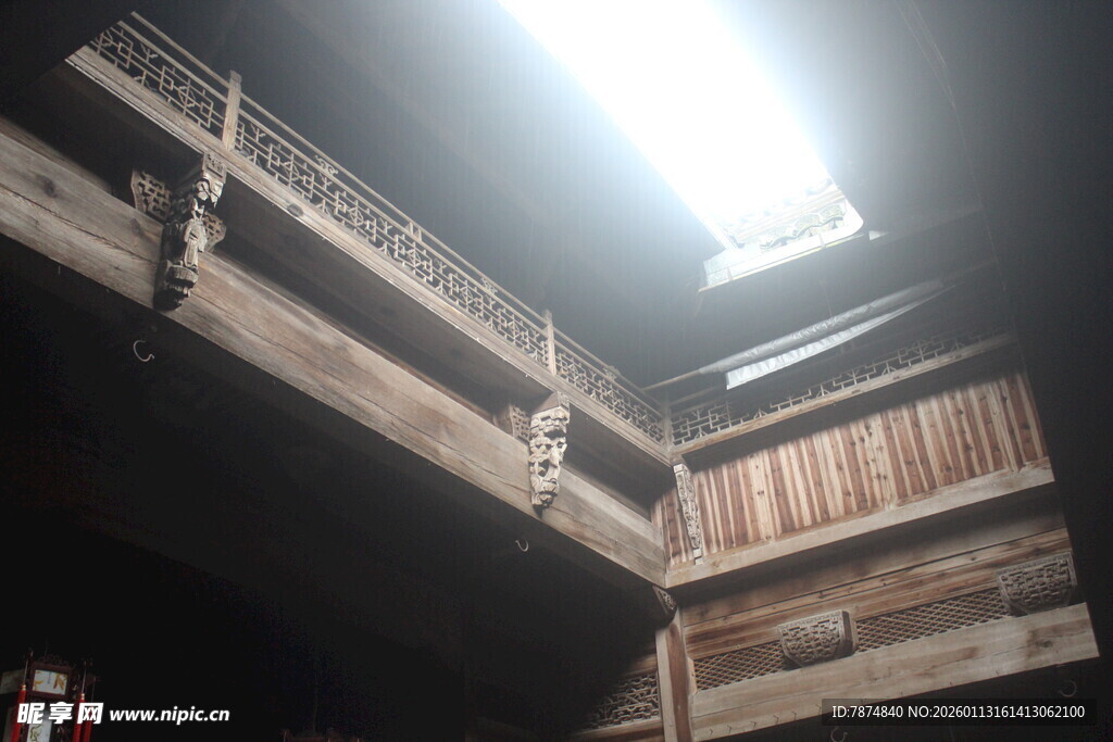 复古多层建筑内部空间