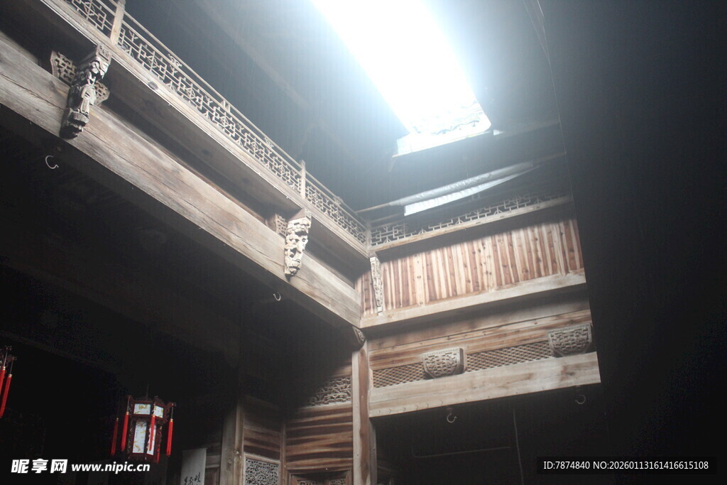 古宅内景 木质结构采光处