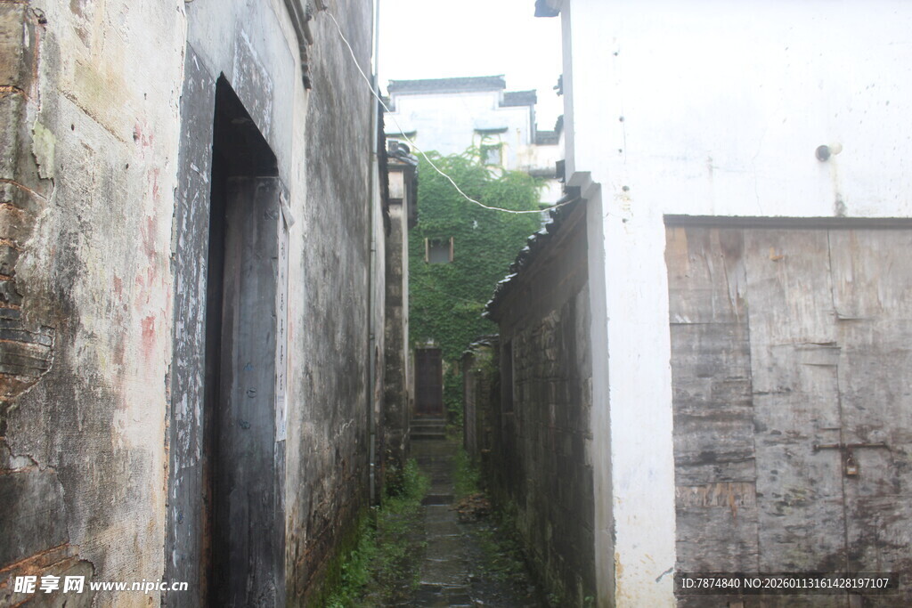 古老狭窄的石砌小巷