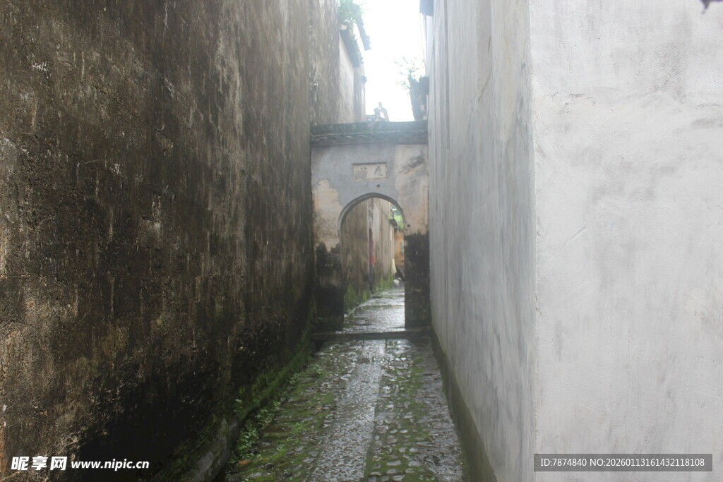 狭窄小巷中的静谧景致
