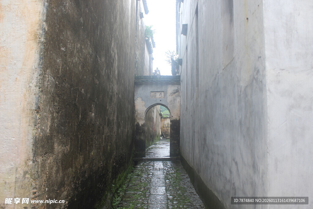 狭窄小巷中的静谧景象