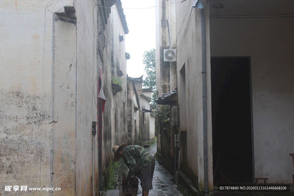 狭窄小巷中的静谧景象