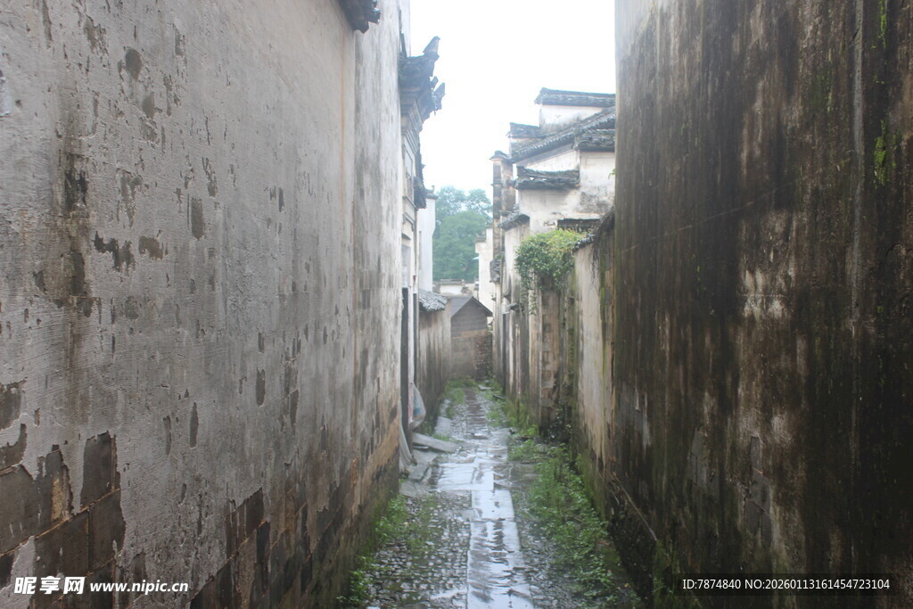 狭窄潮湿的古老小巷