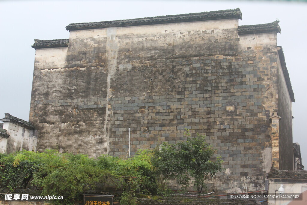 古老斑驳的中式传统建筑