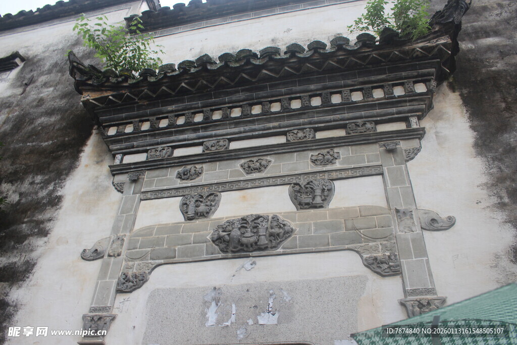 中式传统门楼建筑一角