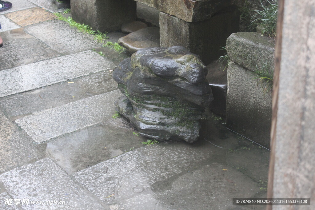 古朴庭院中的奇特石雕