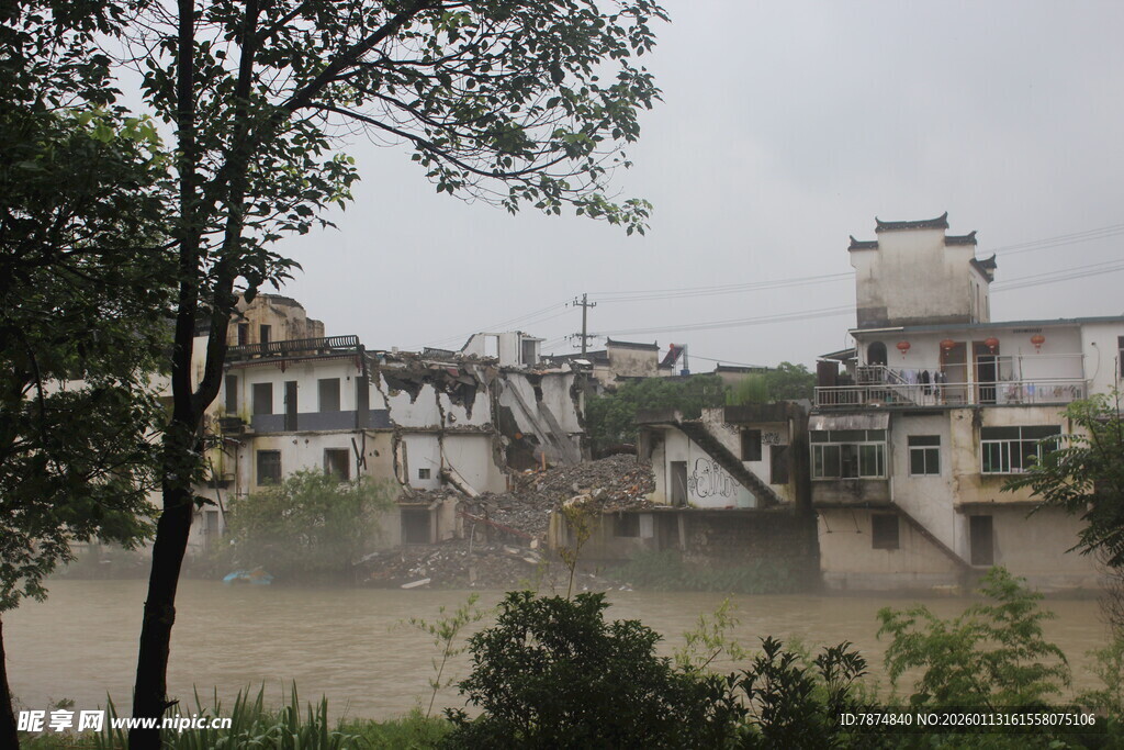 洪水淹没村庄景象