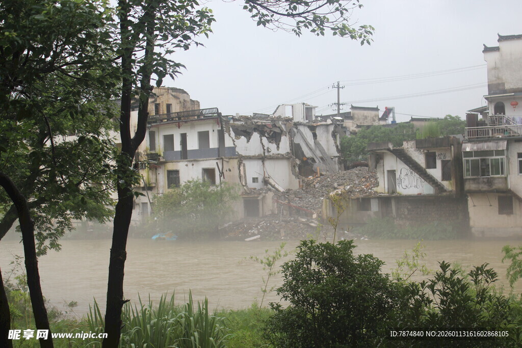 洪水侵袭下的村庄景象