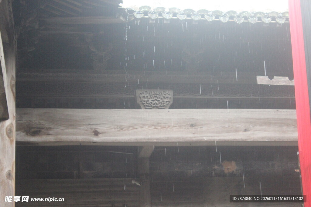 车内视角看雨中古建筑