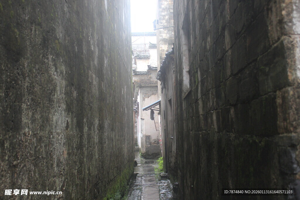 古老狭窄小巷的静谧景象