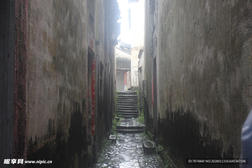狭窄潮湿的老旧小巷