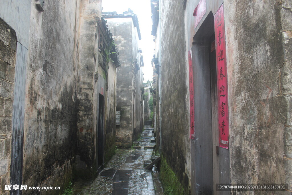 古老狭窄小巷中的静谧景象