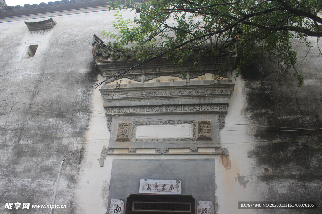 古旧墙垣上的中式精致门楣