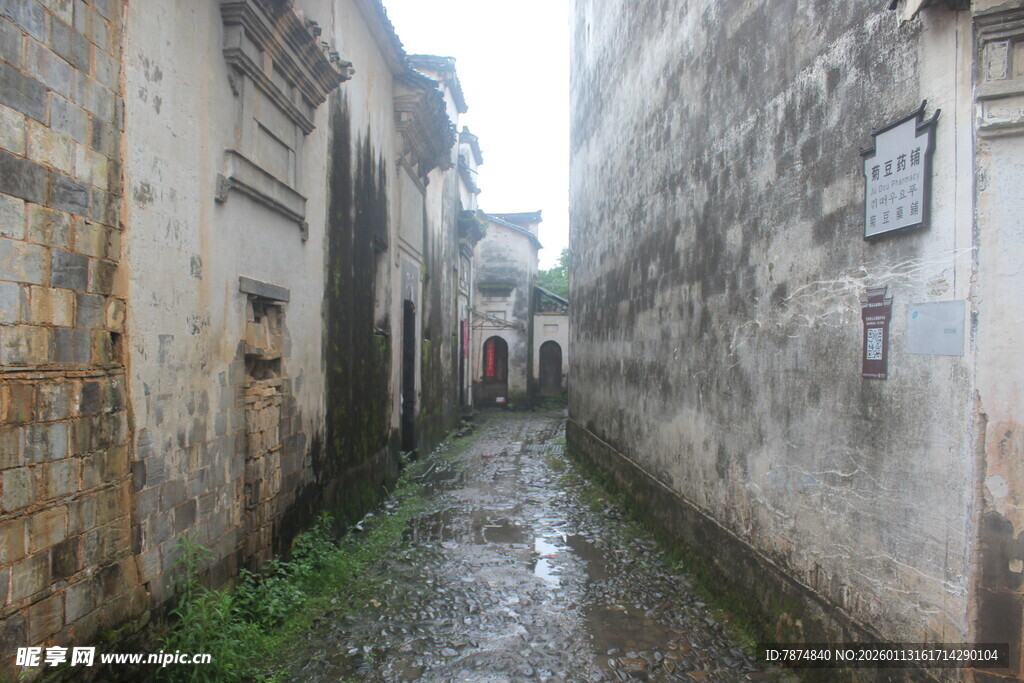 古老潮湿的狭窄小巷