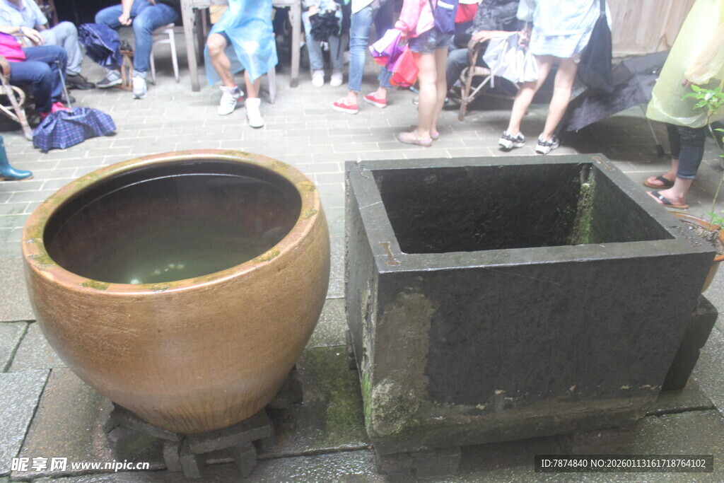 传统陶制容器与方形水缸