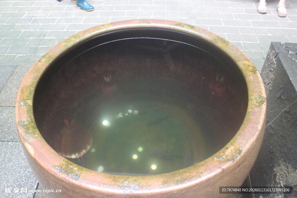 古铜水缸 清澈水面泛微光
