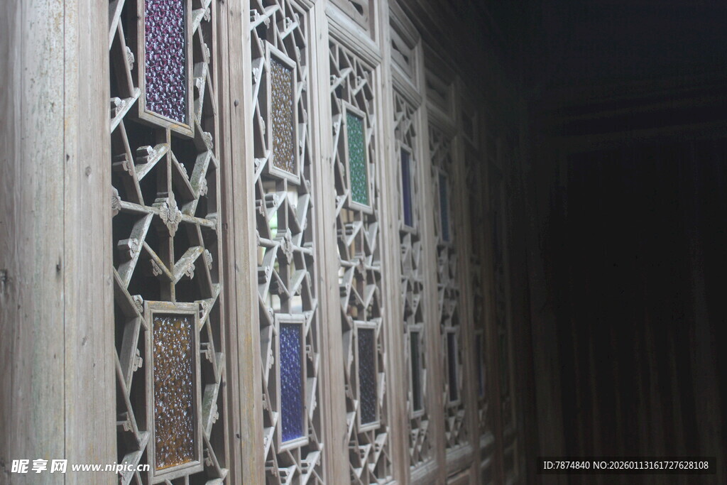 古老雕花门窗