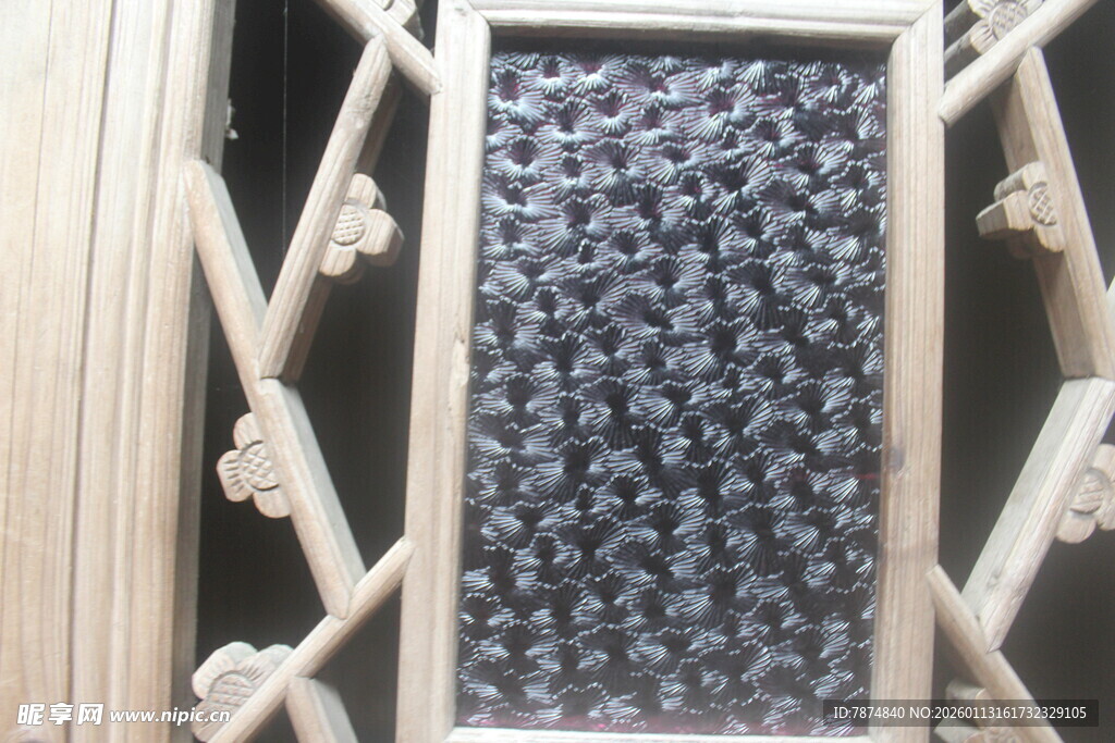 木质雕花窗棂内的景致