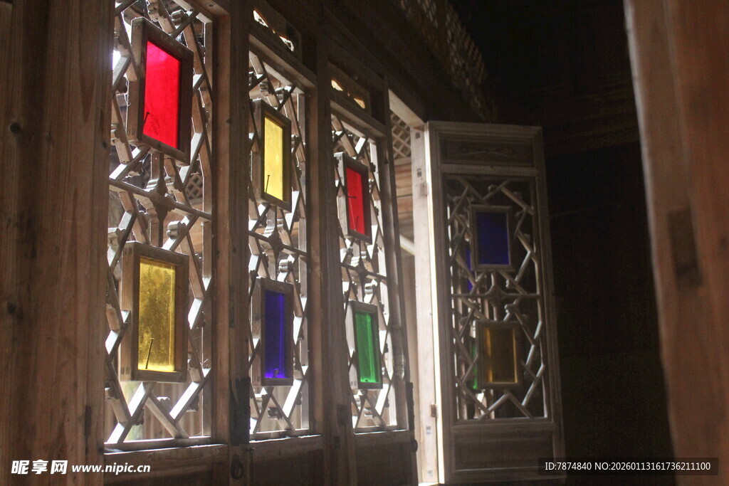 彩色琉璃窗 古朴室内景致