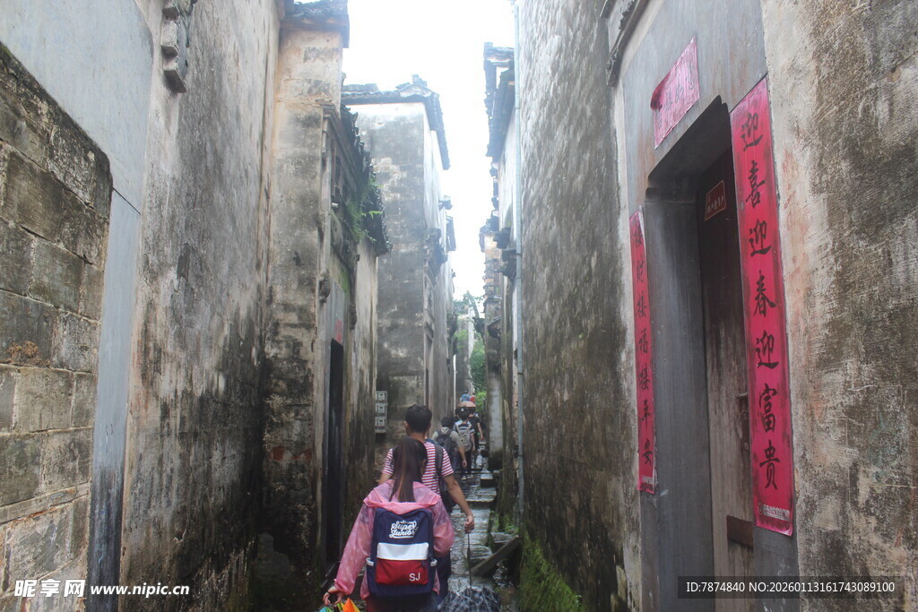 狭窄小巷中的行人身影