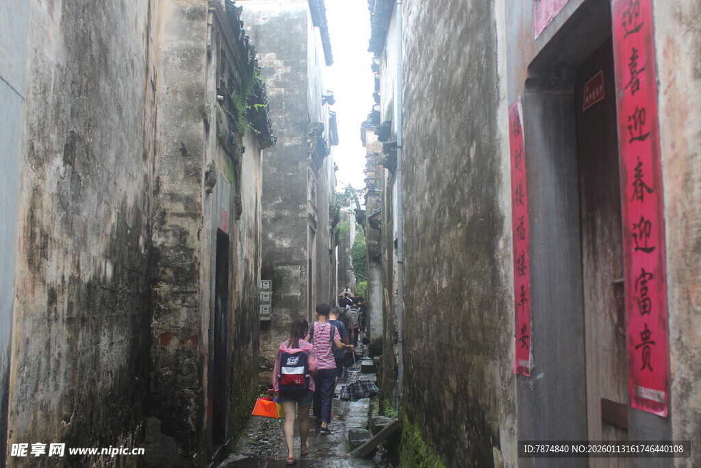 古巷中的行人与传统建筑