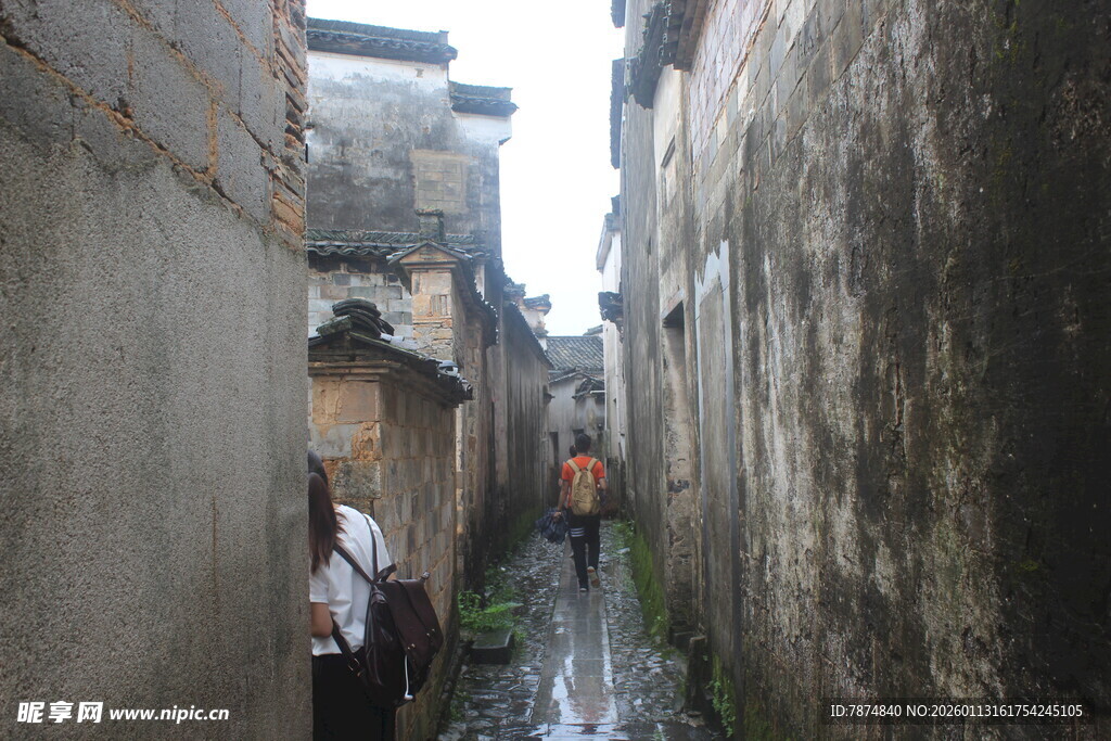狭窄小巷中的行人身影