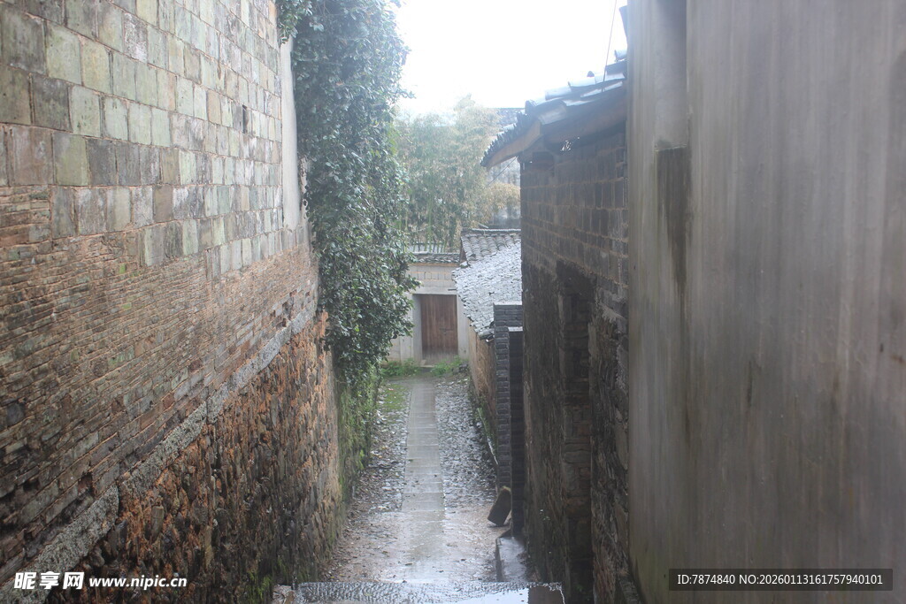 狭窄潮湿的老旧小巷