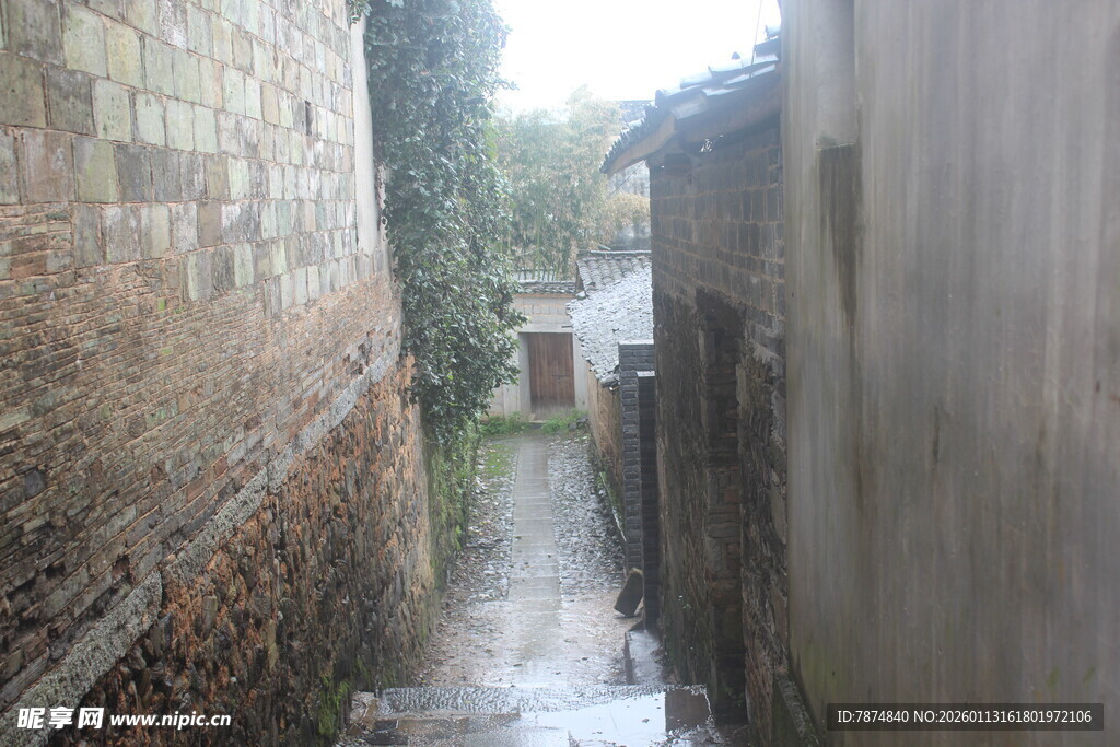 雨中狭窄古朴小巷
