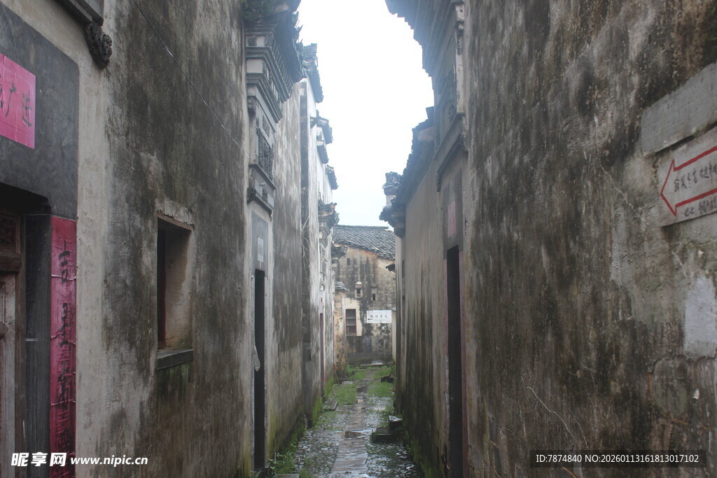 古老狭窄的石砌小巷