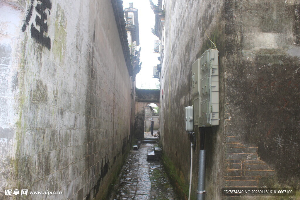 狭窄古旧小巷景象