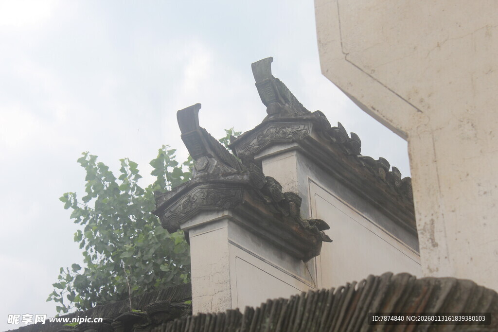 中式古建筑屋顶一角