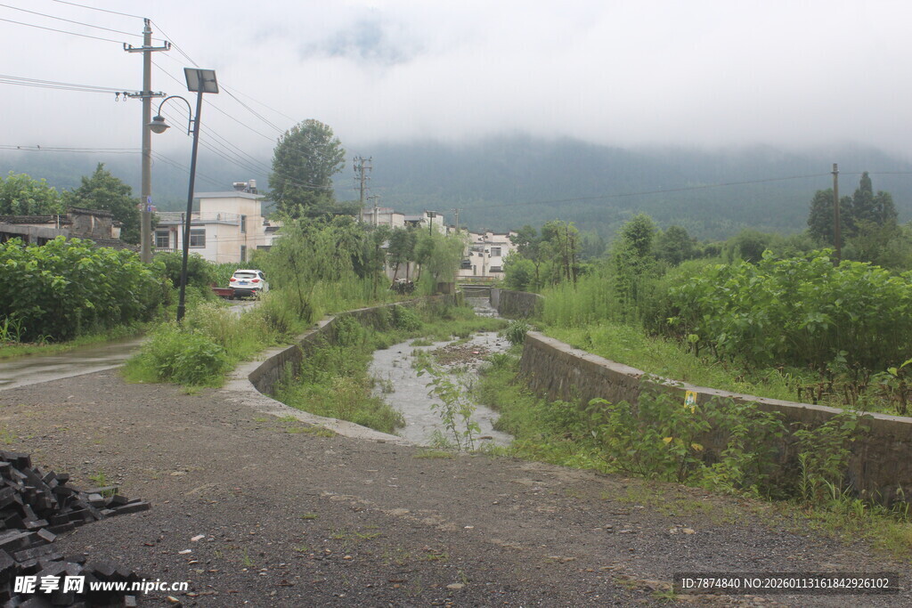 山间蜿蜒小路与葱郁景致