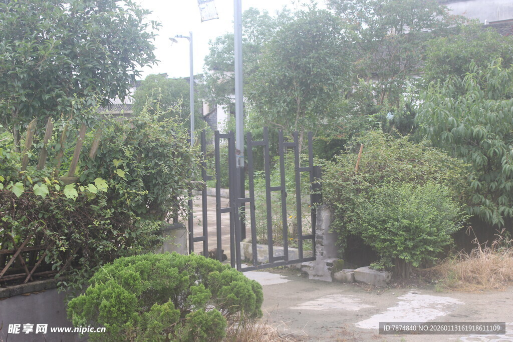 庭院绿植环绕的金属大门