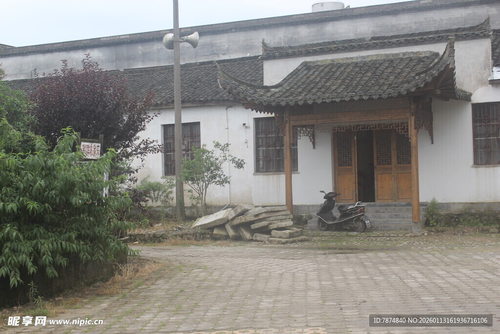 中式古朴民居庭院一角