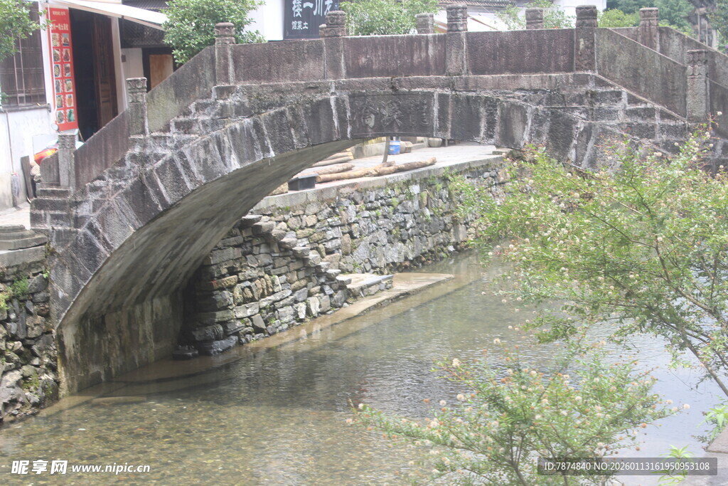 古朴石桥横跨潺潺溪流