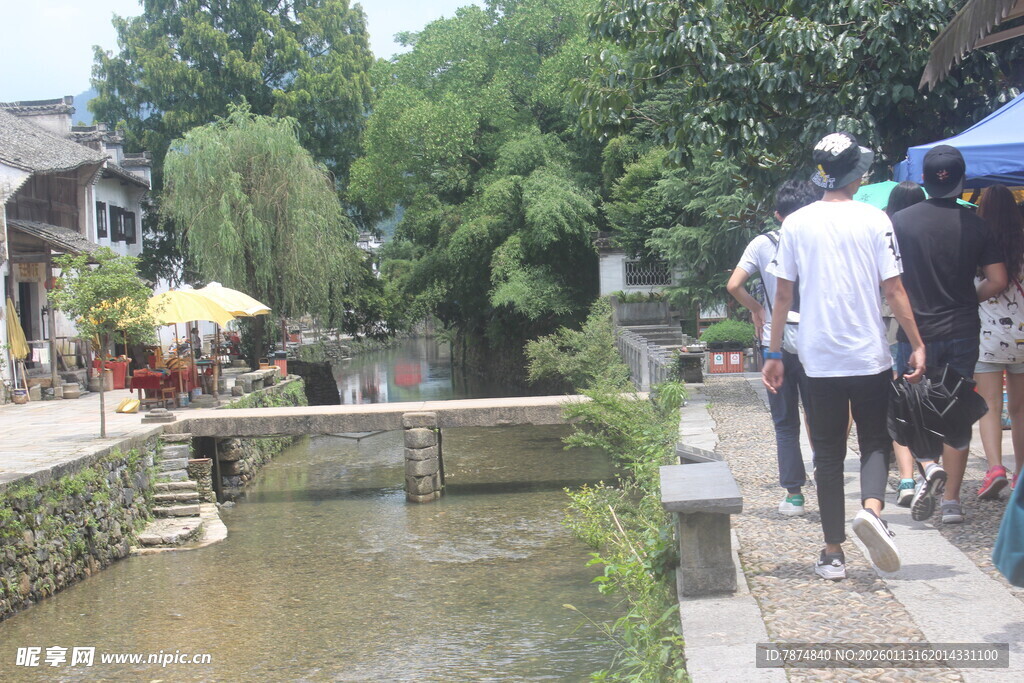 古村小桥边的闲适景象