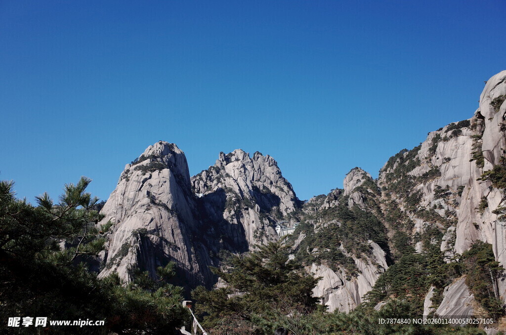 巍峨嶙峋的壮丽山景