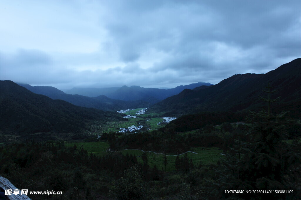 山间云雾缭绕的壮美景色