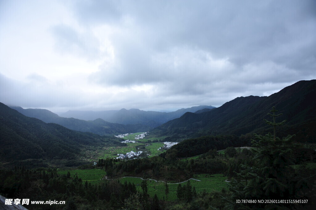 山间云雾缭绕的绿野风光