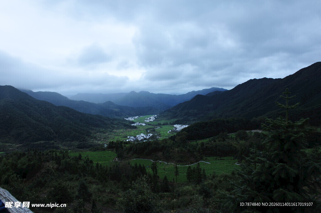 山间云雾缭绕的秀丽景致