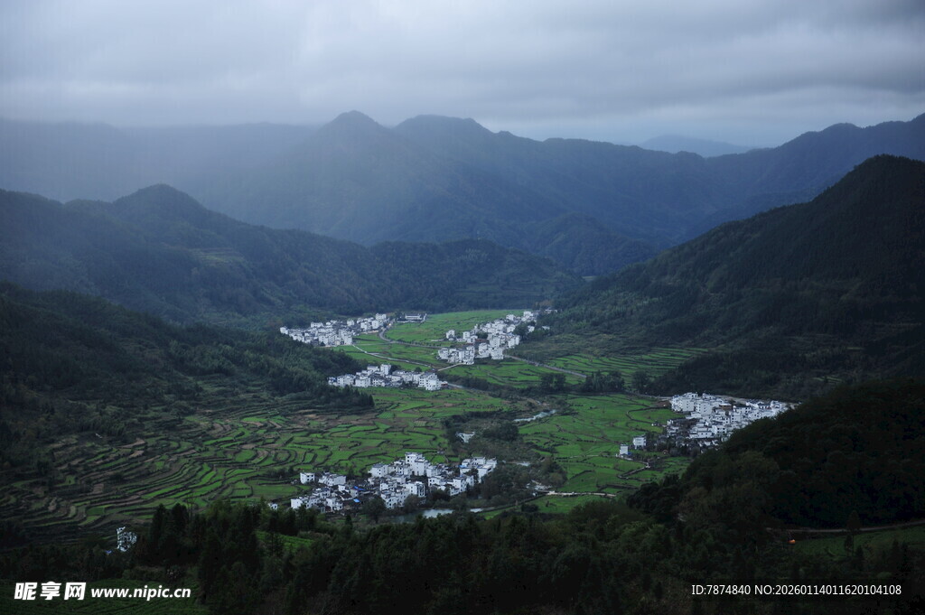山间村落隐于云雾之中